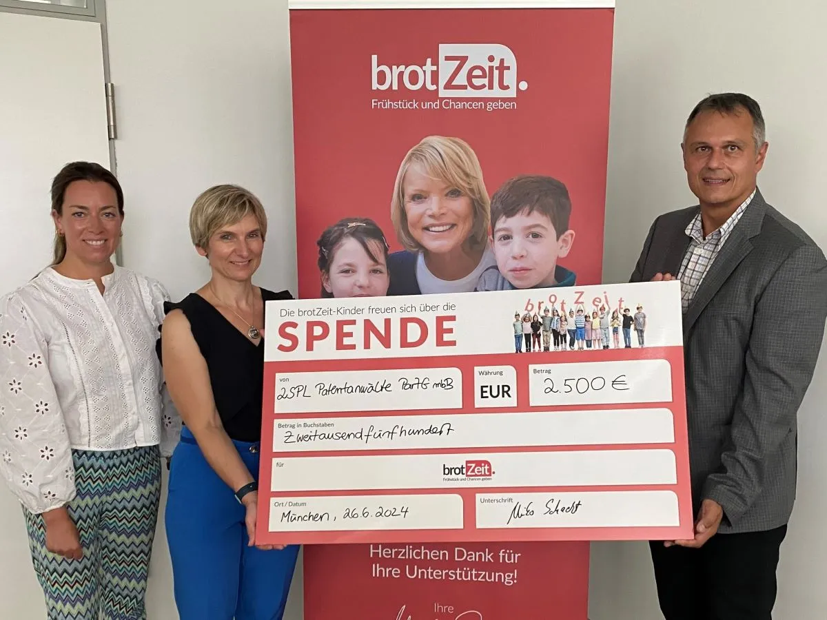 2SPL Mitarbeiter überreichen einen Spendenscheck an den Verein brotZeit e.V.